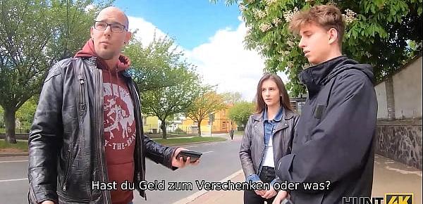 HUNT4K. Naiver Junge für Bargeld erlaubt erfahrenen Jäger, seine Freundin zu ficken